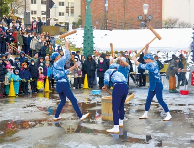 写真：観光客にも人気の子宝もちつき舞＝１月１日、登別温泉町泉源公園