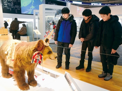 写真：国立アイヌ民族博物館の展示を見る湘南学園中学校高校の生徒