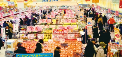 写真：多くの買い物客でにぎわうスーパーアークス中島店＝２９日午前１１時ごろ