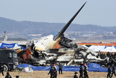 写真：韓国南西部全羅南道の務安国際空港で炎上した航空機＝２９日（共同）