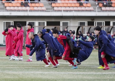 写真：ＰＫ戦の末、藤井学園寒川に勝利し、駆け出す札幌大谷イレブン（手前）＝柏の葉