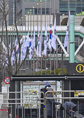 写真：３０日、務安国際空港の旅客機事故を受け、ソウルの韓国政府庁舎に掲げられた半旗（共同）