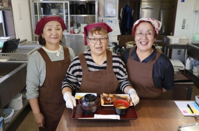 写真：食堂を運営する平井悦子さん（右端）ら鹿部漁協の女性たち＝鹿部町