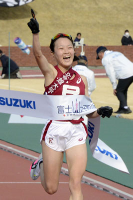 写真：１位でゴールする立命大のアンカー中地こころ＝富士総合運動公園陸上競技場