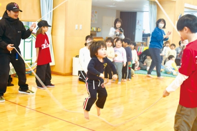 写真：ダブルダッチに挑戦する園児たち