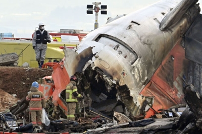 写真：韓国・務安国際空港で起きた旅客機事故の現場で対応に当たる当局者ら＝３０日（共同）