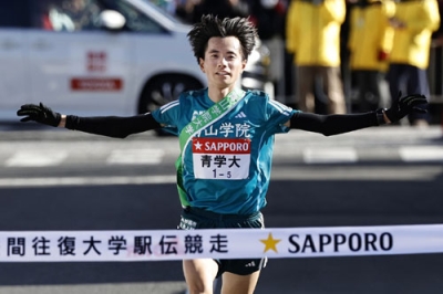 写真：ゴールする青学大５区の若林宏樹。２年連続７度目の往路優勝を果たした＝神奈川県箱根町