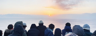 写真：雲の切れ目から顔を出した初日の出＝１日午前７時２０分ごろ、地球岬展望台