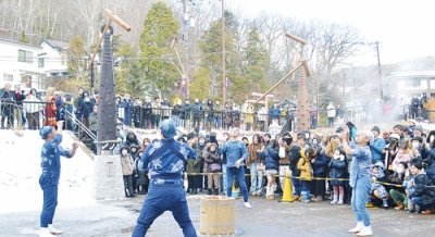 写真：観光客らを楽しませた子宝もちつき舞＝１日午前、登別市泉源公園