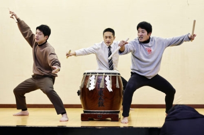 写真：石川県輪島市名舟町で行われた、伝統芸能「御陣乗太鼓」の打ち初め式＝２日午前