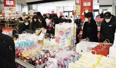 写真：福袋を求める買い物客でにぎわったイオン室蘭店特設会場＝１日午前