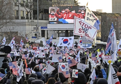 写真：３日、ソウルの大統領公邸付近で、尹錫悦大統領の拘束令状執行に反発する支持者ら（共同）