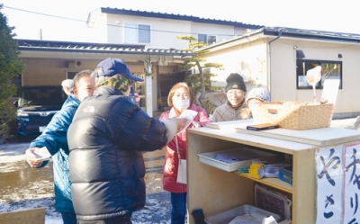 写真：焼き芋を購入する参拝客