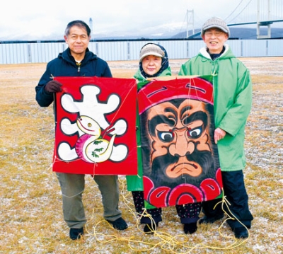 写真：特製の凧を手に平和な一年を願う笹山代表（右）