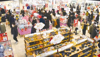 写真：イオン室蘭店の初売りで福袋を買い求める市民ら＝１日