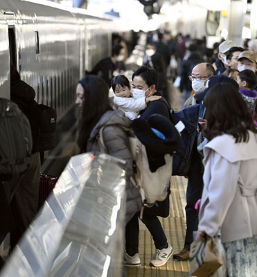 写真：Ｕターンラッシュがピークを迎え、混雑するＪＲ新大阪駅の新幹線ホーム＝４日午前