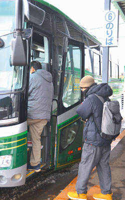 写真：札幌行きの高速バスに乗り込むＵターン客＝４日午前１１時５０分ごろ、道南バス東町ターミナル