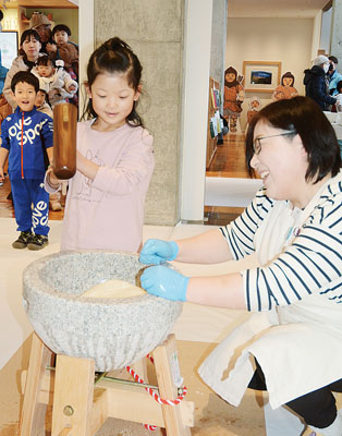 写真：「ぺったん」と餅をつく子ども