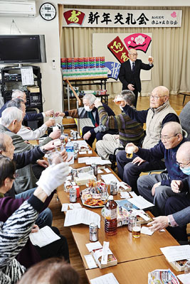 写真：志村静夫副会長（奥）の発声に合わせ乾杯する出席者ら