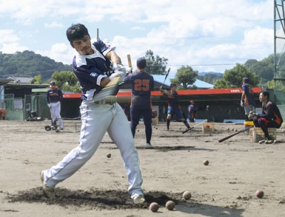 写真：打撃練習するアンヘル・メヒアさん＝２０２４年１０月、松山市