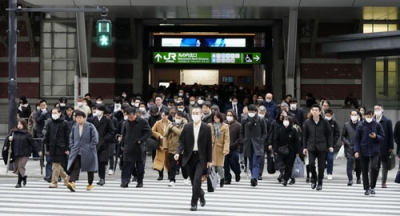 写真：多くの企業や官公庁が仕事始めの６日朝、出勤する会社員ら＝東京・丸の内