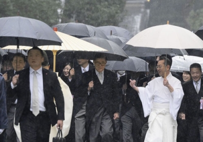 写真：伊勢神宮外宮の参拝に向かう石破首相（中央）＝６日午後、三重県伊勢市