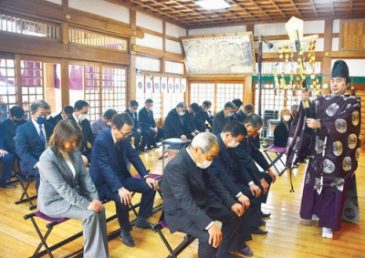 写真：無事故・無災害を祈願する会員たち