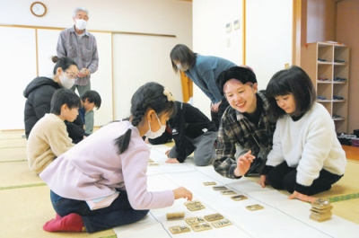 写真：百人一首を楽しむ子どもたち