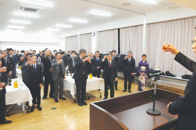 写真：地域経済の発展を誓い祝杯を上げる出席者