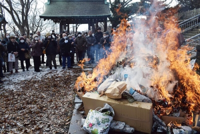 写真：炎に無病息災を祈る市民ら＝７日、室蘭八幡宮