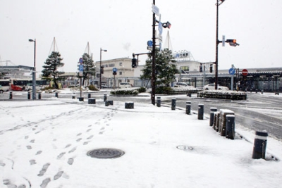 写真：石川県七尾市の七尾駅前に積もった雪＝８日午前