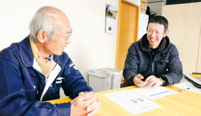 写真：栗の産地化構想へ話を進める矢野社長（右）と金田さん