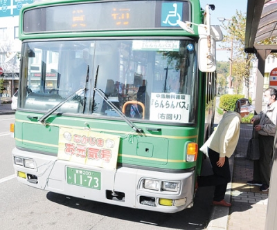 写真：写真は中島地区での実証事業。１５日からの中央地区では１０人乗りワゴン車両を運行させる