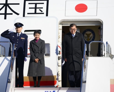 写真：マレーシアに向け羽田空港を出発する石破首相と妻・佳子さん＝９日午前