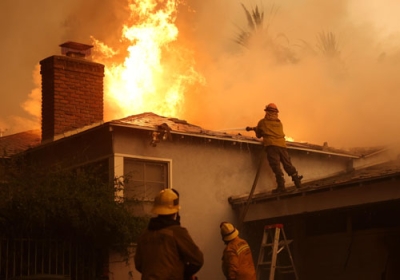 写真：８日、米カリフォルニア州アルタデナで、消火に当たる消防隊員（ゲッティ＝共同）