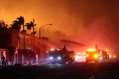 写真：消火活動に当たる消防士ら＝９日、米カリフォルニア州（Ｏｆｆｉｃｉａｌ　Ｆｌｉｃｋｒ　Ａｃｃｏｕｎｔ　ｏｆ　ＣＡＬ　ＦＩＲＥ提供・ゲッティ＝共同）