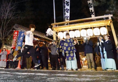 写真：初開催された中津川西宮神社の「福男選び」で一番福となった鈴木悠右さん＝１０日未明、岐阜県中津川市