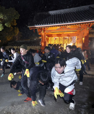 写真：西宮神社の「福男選び」で、本殿を目指して一斉に駆け出す参拝者＝１０日午前６時、兵庫県西宮市