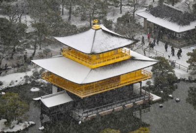 写真：屋根に雪が積もった金閣寺＝１０日午前９時２７分、京都市北区（共同通信社ヘリから）