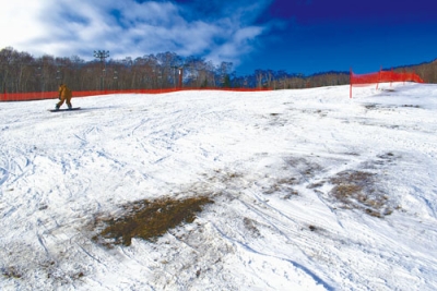 写真：積雪不足に悩まされている室蘭市のだんパラスキー場。ゲレンデの一部で地面の露出が確認できる