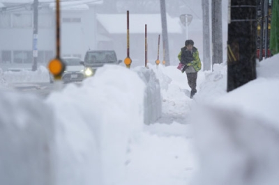 写真：雪に覆われた新潟県長岡市＝１０日午後