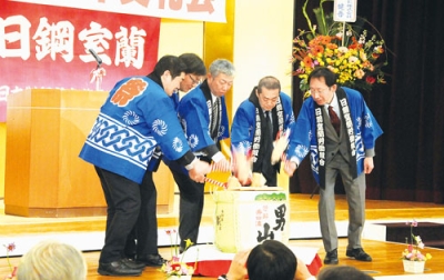 写真：鏡割りで新年の幕開けを祝う高野組合長（中央）ら