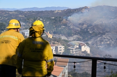 写真：１０日、米ロサンゼルスで発生した山火事で、航空機やヘリを使い放水する消防隊（ゲッティ＝共同）