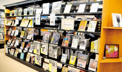 写真：関連書を集めた室蘭市図書館の防災コーナー