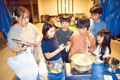 写真：カレーライス作りに挑戦する子どもたち