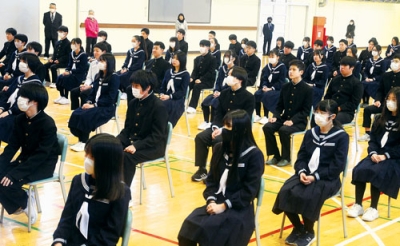 写真：代表生徒による３学期の抱負についての話を聞く本室蘭中生