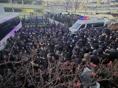 写真：１５日、韓国の尹錫悦大統領の公邸に進入を試みる捜査員ら＝ソウル（聯合＝共同）