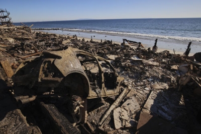 写真：１４日、米カリフォルニア州で、山火事により焼損した住宅や車の残骸（ＡＰ＝共同）