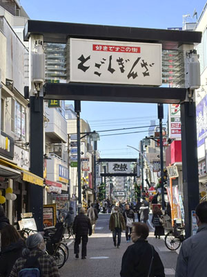 写真：活気あふれる戸越銀座商店街＝東京都品川区