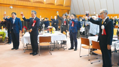 写真：約８０人が参加した登別市老人クラブ連合会の新年交礼会